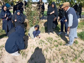 تور علمی - آموزشی  هنرجویان تولید گیاهان دارویی از مزرعه زعفران سمنان